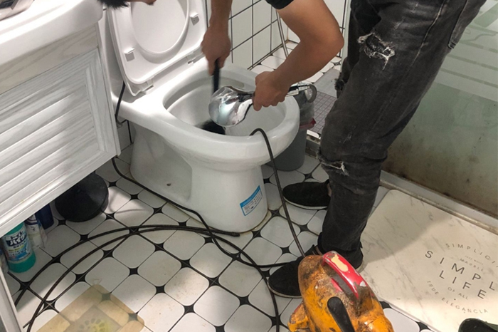 和平马桶堵塞自己疏通还是找师傅?专业上门服务让你省时更省心